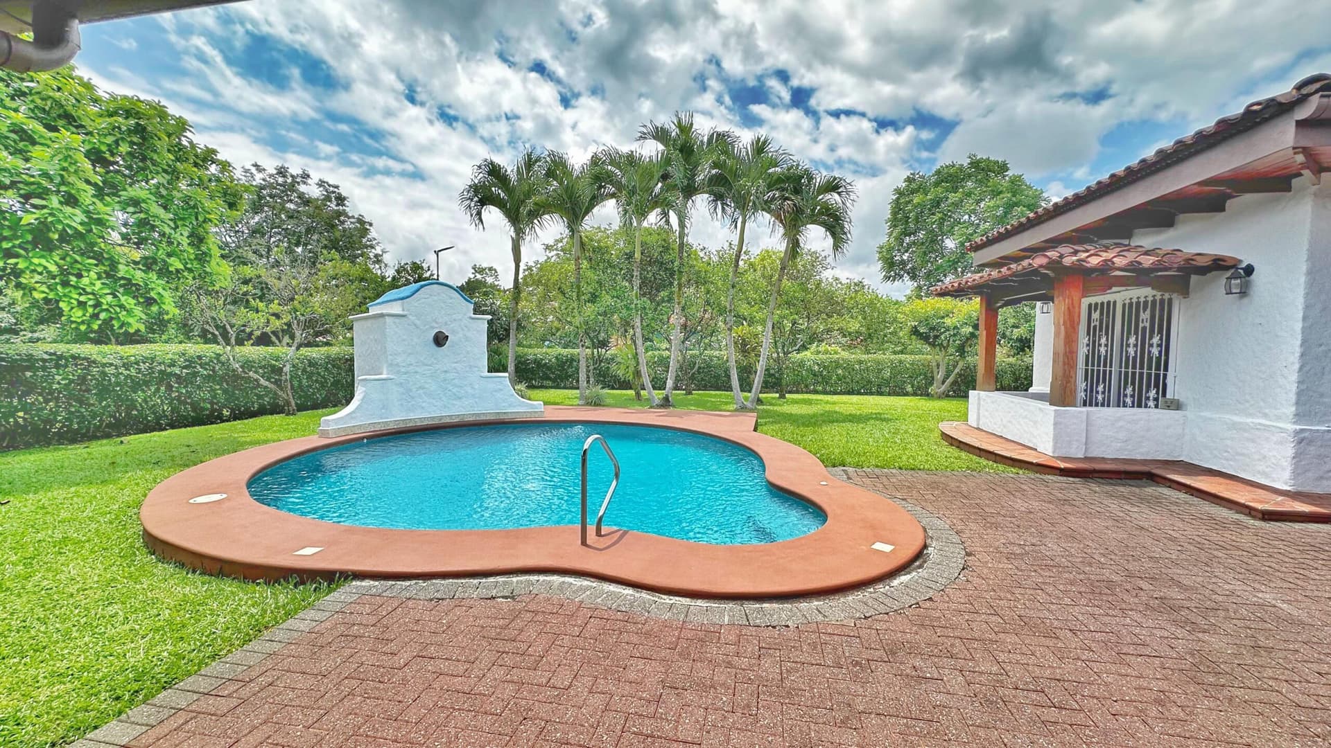 En Venta: Casa en Hacienda Los Reyes con Amplios Espacios y Amenidades