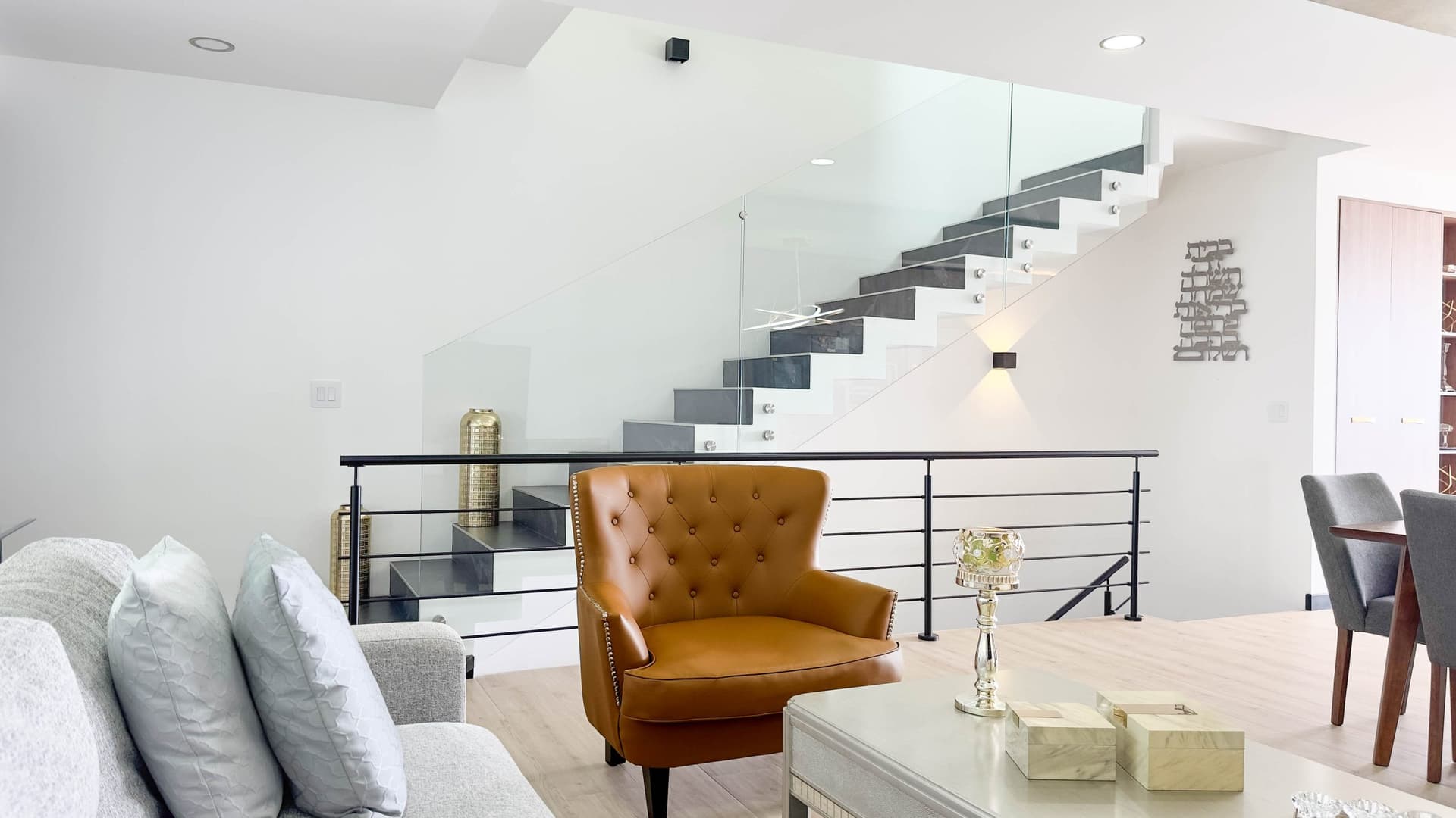 Townhouse de lujo con acabados modernos en alquiler en San Antonio de Escazú.