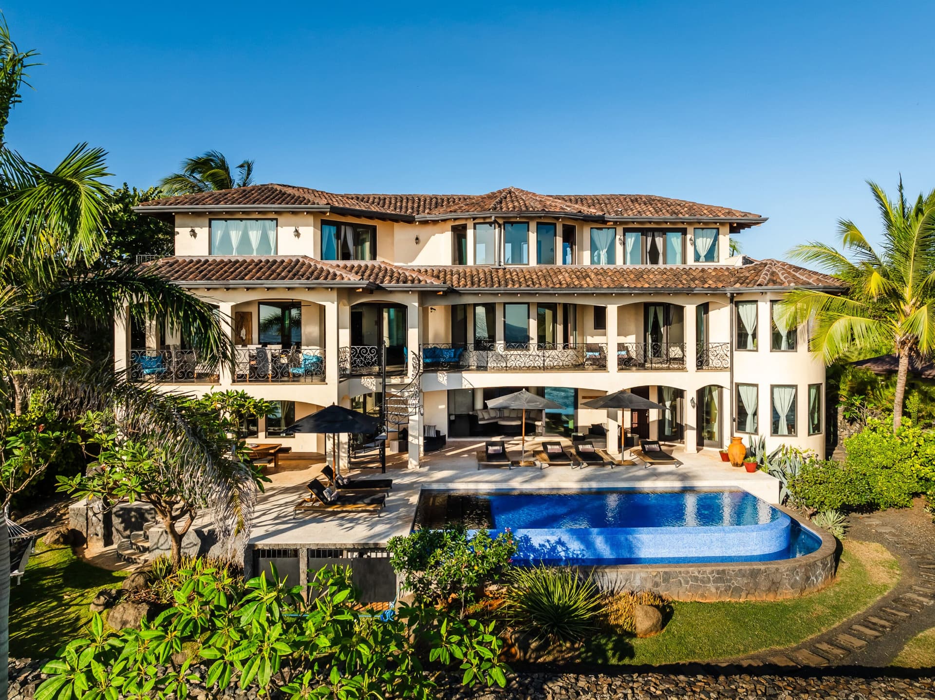 Lujosa villa frente al mar en venta. Playa Negra Guanacaste