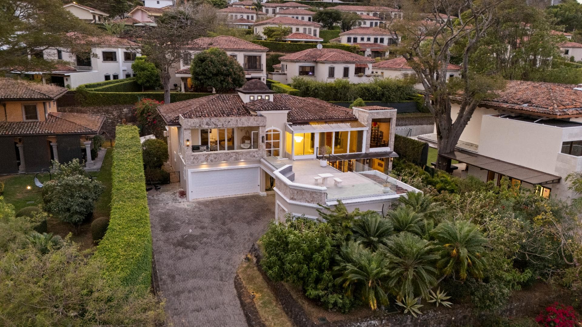 Residencia de Lujo con Impresionantes Vistas a la Ciudad | Cerro Alto, Escazú
