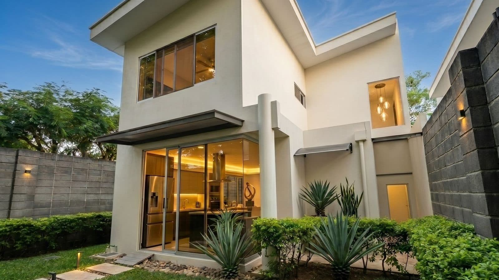 Casa de 2 niveles con jardín privado en La Guácima, Costa Rica
